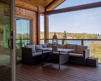 Beautiful Lauderdale Lakefront Retreat - Elkhorn