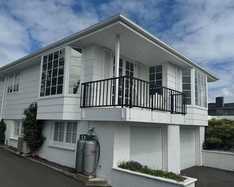 Poolside Getaway on Napier Hill - Napier - Edificio