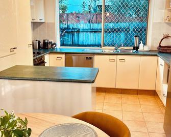 Burleigh Heads Home away from Home. - Burleigh Heads - Kitchen