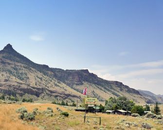 Trail Shop Inn - Wapiti