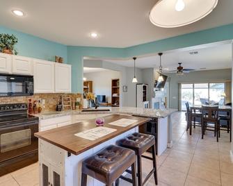 Mtn Views Family-Friendly Gold Canyon Getaway! - Gold Canyon - Cocina