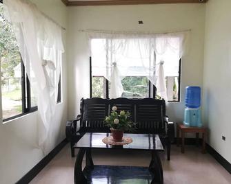 Balai Mariacaria Pension House - Guindulman - Sala de estar
