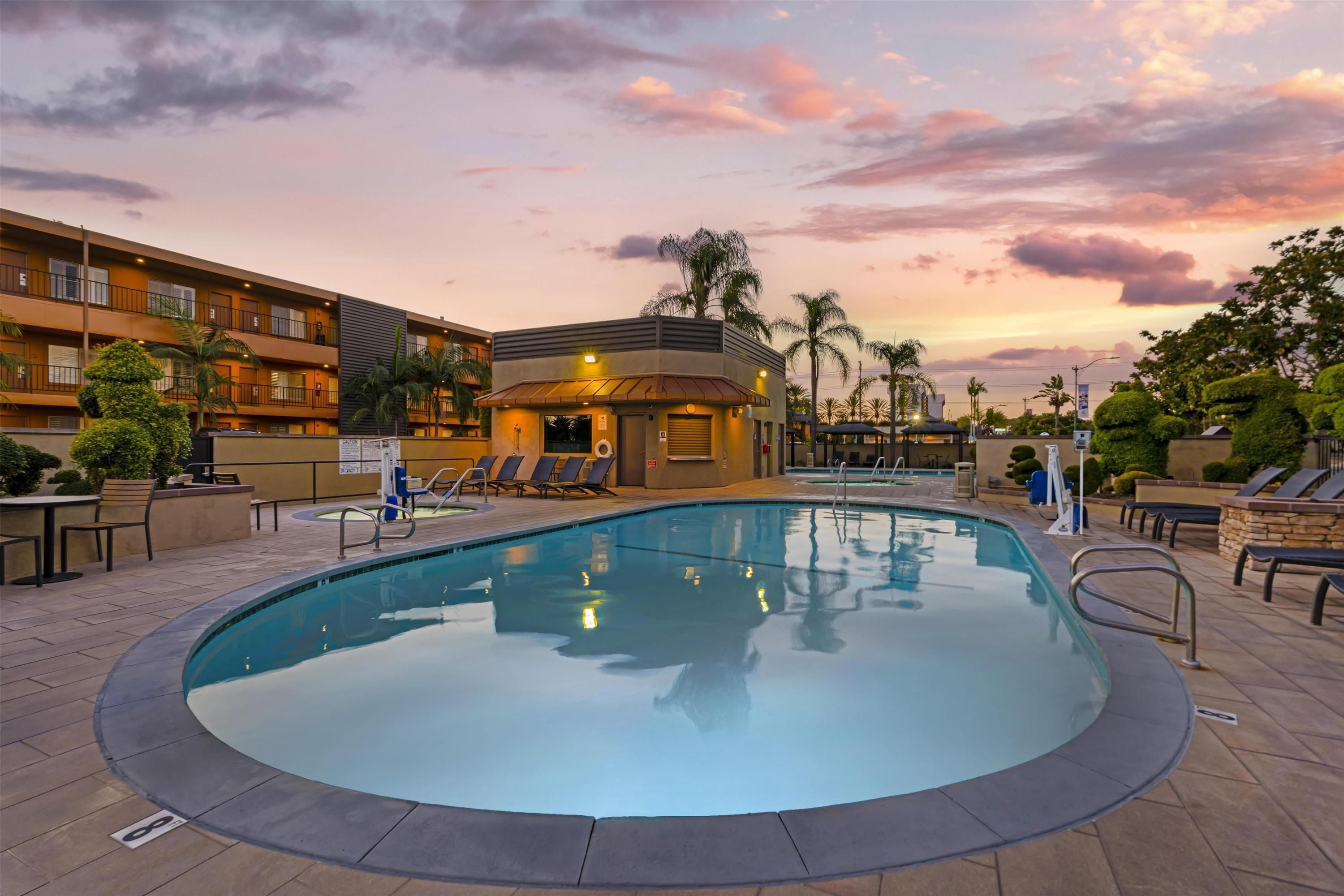 نزل Best Western Plus Stovall's - انهايم - حوض السباحة