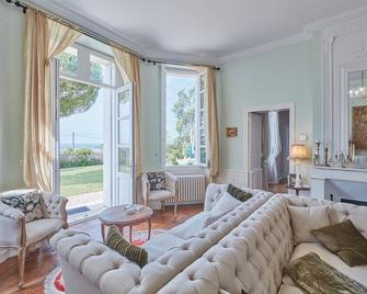 Stunning 16c. Manor - Pickleball, Bocce Ball, Swimming Pool - up to 10 people - Beaupuy - Sala de estar