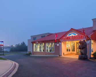Howard Johnson by Wyndham Gravenhurst - Gravenhurst - Building