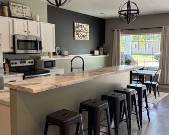 4 bedroom/4.5 bathroom/ 10 beds/ pets/ pool table - Maryville - Keuken