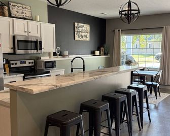 4 bedroom/4.5 bathroom/ 8 beds/ pets/ pool table - Maryville - Keuken