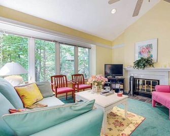 Upper-level condo with forest views, fireplace, soaking tub & high-speed WiFi - Glen Arbor - Sala de estar