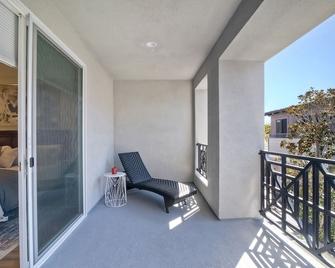 Luxury & Comfort IN the Village. Walk everywhere!! - Carlsbad - Balcony