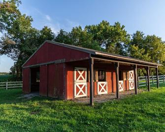 House on 3 acres near Fair Hill Nature Park. Close to Pa, and De. - Elkton - Building