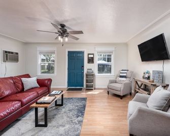 American Oak Cottage | Pet-Friendly | 3 Blocks to Downtown Food, Wine, & More! - Lodi - Living room
