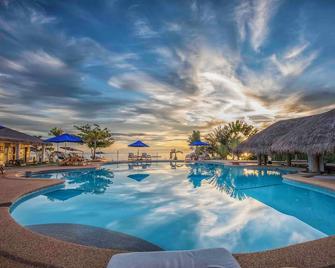 Salamangka Resort - San Juan - Piscina