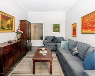 Charming & Authentic Gem - Walk to Port & Shops! - Patras - Wohnzimmer