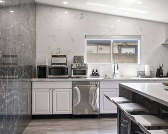 Galactic Getaway Close to Disney with Pool and Games - Anaheim - Cuisine