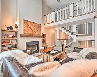 Updated Condo Next to Burke Mountain Bike Trails! - East Burke - Living room