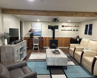 Montana Forest Retreat, Easy Walk to Flathead Lake, 1.5 Acres Fenced for Dogs! - Polson - Salon