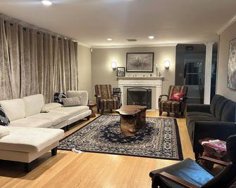 Cozy 5br Home Near Washington, DC - Fairfax - Living room