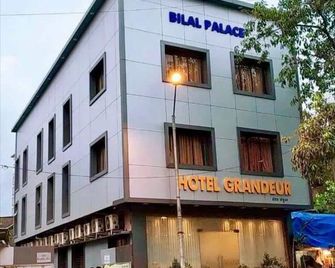 Hotel Grandeur-Near Mumbai International Airport - Mumbai - Building