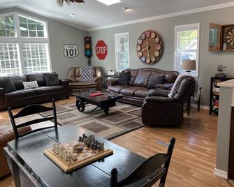 Get away in the Redwoods - Crescent City - Living room