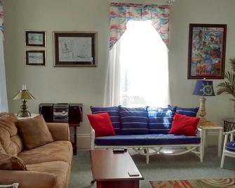 The Old Nest Vacation Waterfront Home - Kelleys Island - Living room