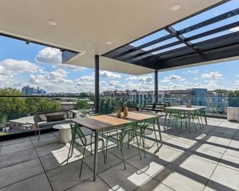 Reluxme|European Flat Near Uptown King Bed + Views - Charlotte - Balcony