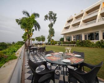 Hotel Hilltop Palace - Udaipur - Patio