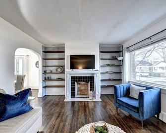 Beautiful Midtown home-sleeps 13 - Atlanta - Living room