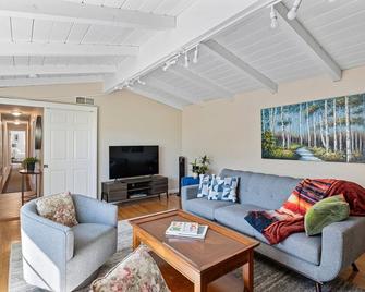 Spacious Bright 4 BR Oasis in Foster City - Foster City - Living room
