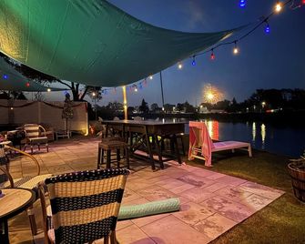 Riverfront A-Frame w/ Dock, Kayaks, Putt-Putt & Shuffleboard - Oscoda - Innenhof