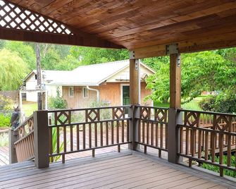 Charming 2-bedroom house in quite Randle with AC, WiFi, outdoor space and more. - Randle - Balkon