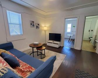 Wifi Netflix Parking Near Airport - Thunder Bay - Living room