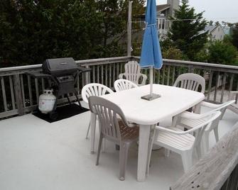 Barnegat Light, ocean block, classic 3/1, uncrowded beach, decks front and back - Barnegat Light - Balcony
