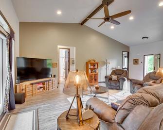 Peaceful Shelton Home with Spacious Yard and Fire Pit! - Shelton - Living room