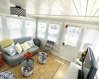 Single Family Home-Bay2Beach Beautiful Sunrise on the Beach & Sunsets on the Bay - Beach Haven - Living room