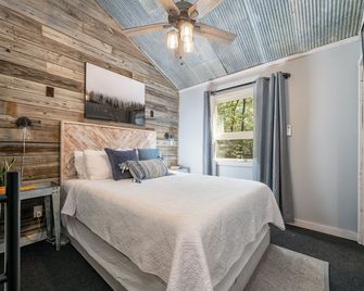 Romantic Waterfall cabin-Hot Tub-Coffee & Tea Bar-Fire Pit - Hot Springs - Bedroom