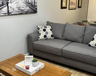 Lovely 1 bedroom condo with free parking - Mission - Living room