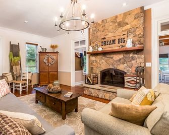Inviting farmhouse for your family getaway, minutes from beaches. Pet friendly! - Fennville - Sala de estar
