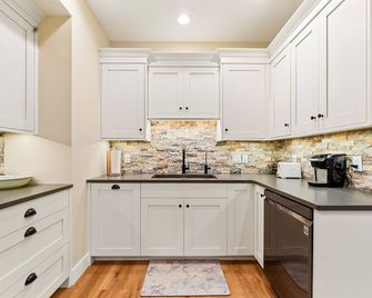 Steps From Grace Campus and Overlooks the Winona Lake Village - Winona Lake - Kitchen