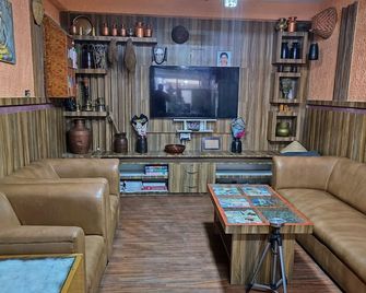 Sara's Backpackers Hotel - Kathmandu - Living room