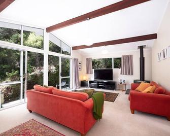 Rimu - Paihia Holiday Home - Paihia - Living room