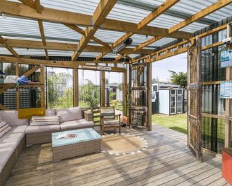 The Smurf Shack - Renovated Retro Gem with Awesome Outside Living. - Foxton Beach - Sala de estar