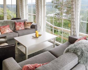 5 Bedroom Cozy Home In Norheimsund - Norheimsund - Living room