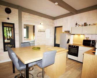 Le Renard Air-Conditioned Wooden House - 두시 - 주방