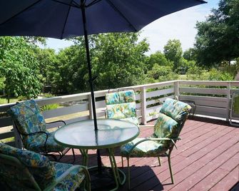Cozy And Clean Loft On The Blanco River - Minutes From Downtown Wimberley! - Wimberley - Balcone