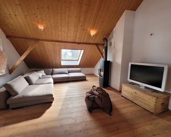 Lovingly renovated farmhouse in the idyllic Pfaffenwinkel region - Peiting - Вітальня