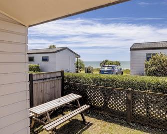 Napier Beach Top 10 Holiday Park - Napier - Balcony