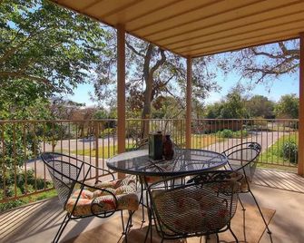 WW i203 Guadalupe River Nut House - New Braunfels - Balkong