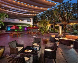 DoubleTree by Hilton Claremont - Claremont - Edificio