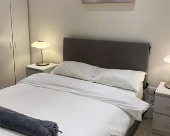 Stunning 1-Bed Apartment -Sleeps 2 & Central Links - London - Bedroom