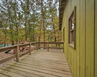 1 Mi to Raystown Lake: 'Wyatt Earp Cabin' w/ Deck! - Huntingdon - Balkon
